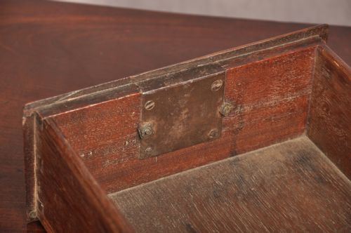 FINE EARLY 18TH CENTURY MAHOGANY LOWBOY - ADDITIONAL PHOTO 5