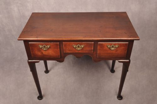 FINE EARLY 18TH CENTURY MAHOGANY LOWBOY - ADDITIONAL PHOTO 6