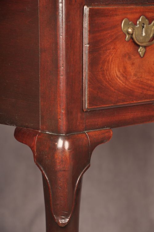 FINE EARLY 18TH CENTURY MAHOGANY LOWBOY - ADDITIONAL PHOTO 8