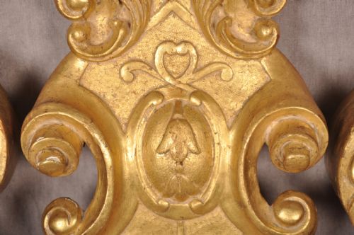FINE 18TH CENTURY WALNUT PARCEL GILT MIRROR - ADDITIONAL PHOTO 3