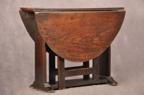 rare mid 17th century elm gateleg table of small proportions - CATEGORY: ANTIQUE TABLES - DATED 17TH CENTURY