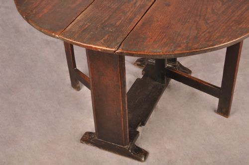 RARE MID 17TH CENTURY ELM GATELEG TABLE OF SMALL PROPORTIONS - ADDITIONAL PHOTO 5