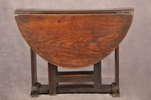 RARE MID 17TH CENTURY ELM GATELEG TABLE OF SMALL PROPORTIONS - ADDITIONAL PHOTO 7