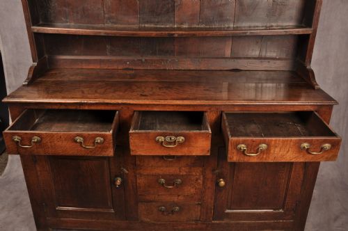 FABULOUS MID 18TH CENTURY WELSH OAK DRESSER - ADDITIONAL PHOTO 6