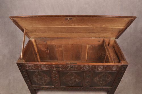 A RARE 17TH CENTURY EBONIZED DORSET COFFER - ADDITIONAL PHOTO 5
