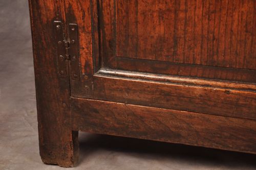 A RARE MID 18TH CENTURY WELSH ELM DRESSER BASE - ADDITIONAL PHOTO 8