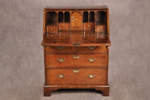 RARE LATE 17TH CENTURY BURR ELM WALNUT BUREAU - ADDITIONAL PHOTO 7