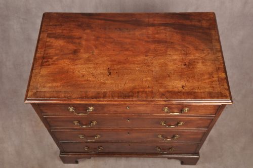 SMALL 18TH CENTURY MAHOGANY CHEST OF DRAWERS - ADDITIONAL PHOTO 1
