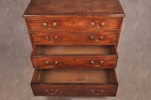 SMALL 18TH CENTURY MAHOGANY CHEST OF DRAWERS - ADDITIONAL PHOTO 6