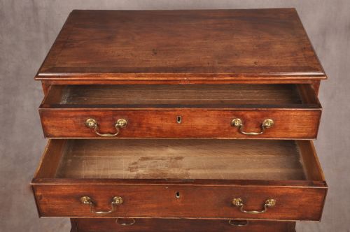 SMALL 18TH CENTURY MAHOGANY CHEST OF DRAWERS - ADDITIONAL PHOTO 7