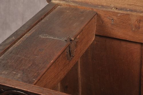 17TH CENTURY ARCADED OAK COFFER - ADDITIONAL PHOTO 7
