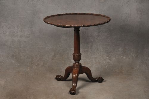 18TH CENTURY MAHOGANY TRIPOD TABLE