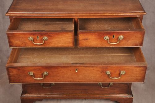 FINE 18TH CENTURY MAHOGANY CHEST OF DRAWERS - ADDITIONAL PHOTO 10