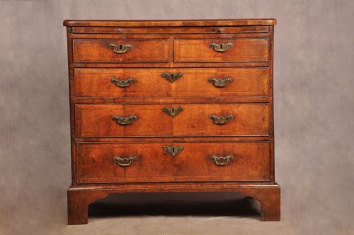 small early 18th century walnut chest of drawers - CATEGORY: ANTIQUE CHEST OF DRAWERS - DATED 18TH CENTURY