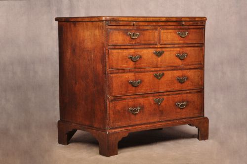 SMALL EARLY 18TH CENTURY WALNUT CHEST OF DRAWERS - ADDITIONAL PHOTO 1