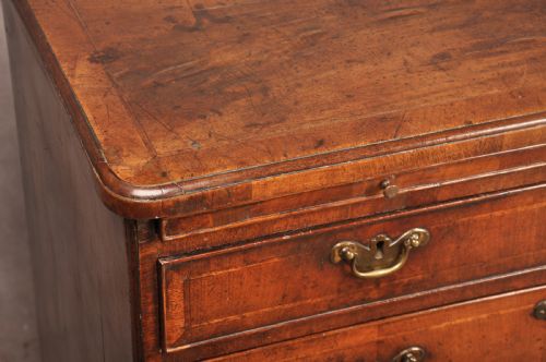 SMALL EARLY 18TH CENTURY WALNUT CHEST OF DRAWERS - ADDITIONAL PHOTO 7