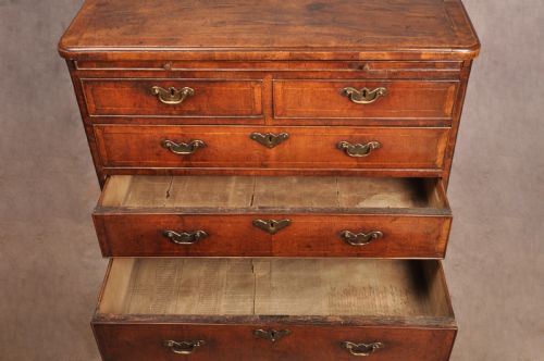 SMALL EARLY 18TH CENTURY WALNUT CHEST OF DRAWERS - ADDITIONAL PHOTO 16