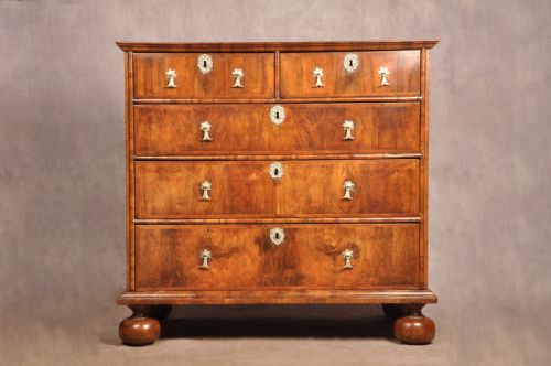 17TH WALNUT CENTURY CHEST OF DRAWERS - ADDITIONAL PHOTO 1