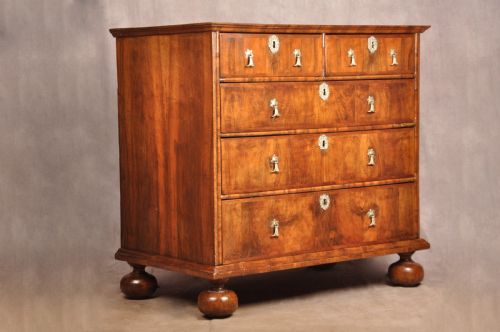 17TH WALNUT CENTURY CHEST OF DRAWERS - ADDITIONAL PHOTO 2