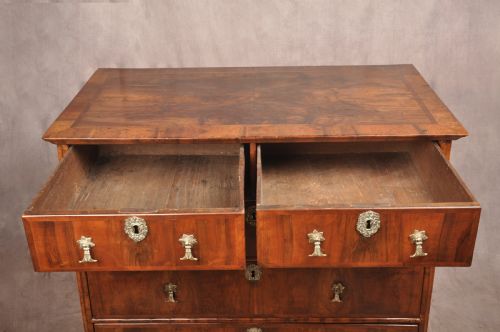 17TH WALNUT CENTURY CHEST OF DRAWERS - ADDITIONAL PHOTO 8