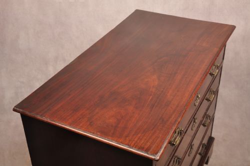 VERY FINE EARLY 18TH CENTURY MAHOGANY CHEST OF DRAWERS - ADDITIONAL PHOTO 11