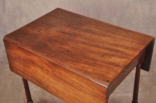BEAUTIFUL SMALL 18TH CENTURY MAHOGANY PEMBROKE TABLE - ADDITIONAL PHOTO 2