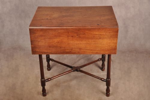 BEAUTIFUL SMALL 18TH CENTURY MAHOGANY PEMBROKE TABLE - ADDITIONAL PHOTO 3