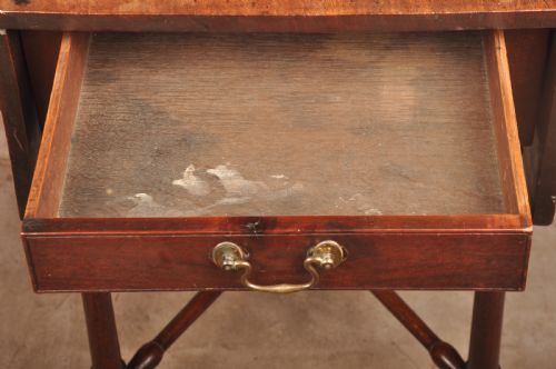 BEAUTIFUL SMALL 18TH CENTURY MAHOGANY PEMBROKE TABLE - ADDITIONAL PHOTO 9