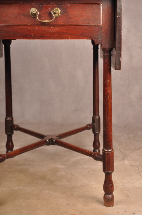 BEAUTIFUL SMALL 18TH CENTURY MAHOGANY PEMBROKE TABLE - ADDITIONAL PHOTO 11