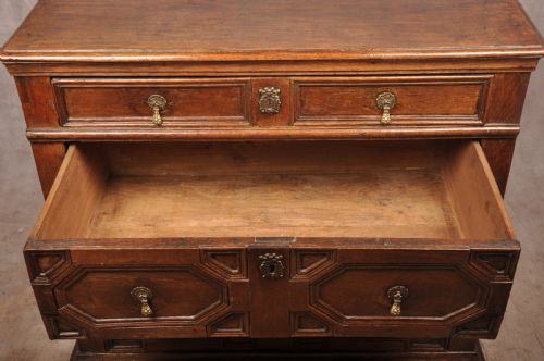 A RARE CHARLES II OAK CHEST OF DRAWERS - ADDITIONAL PHOTO 6