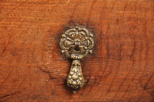 A RARE CHARLES II OAK CHEST OF DRAWERS - ADDITIONAL PHOTO 10