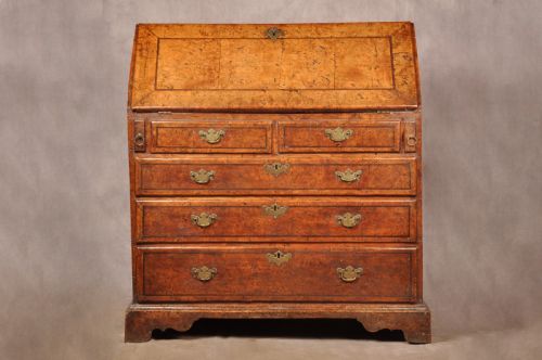 EXCEPTIONAL EARLY 18TH CENTURY BURR ELM BUREAU - ADDITIONAL PHOTO 1