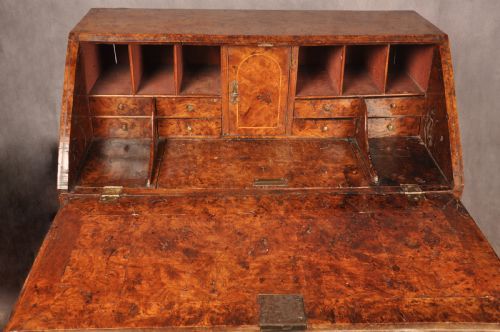 EXCEPTIONAL EARLY 18TH CENTURY BURR ELM BUREAU - ADDITIONAL PHOTO 4
