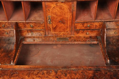 EXCEPTIONAL EARLY 18TH CENTURY BURR ELM BUREAU - ADDITIONAL PHOTO 5