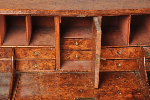 EXCEPTIONAL EARLY 18TH CENTURY BURR ELM BUREAU - ADDITIONAL PHOTO 8