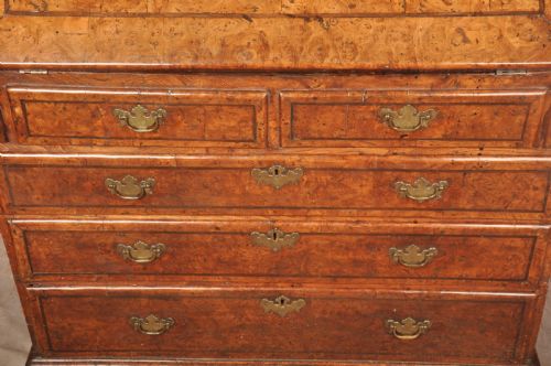 EXCEPTIONAL EARLY 18TH CENTURY BURR ELM BUREAU - ADDITIONAL PHOTO 11