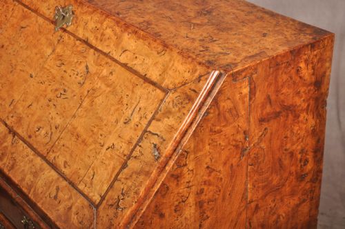 EXCEPTIONAL EARLY 18TH CENTURY BURR ELM BUREAU - ADDITIONAL PHOTO 15