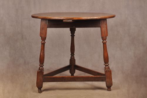RARE 18TH CENTURY OAK AND ELM CRICKET TABLE - ADDITIONAL PHOTO 1