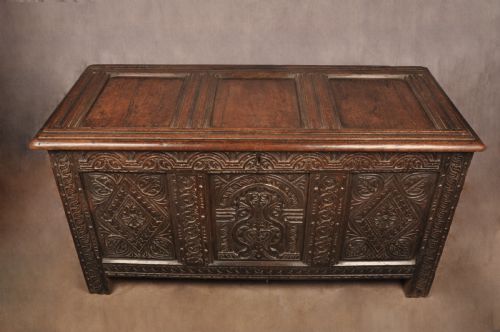 SUPERB 17TH CENTURY OAK COFFER - ADDITIONAL PHOTO 6
