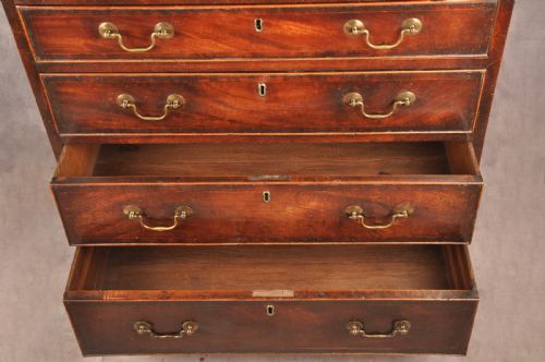 SMALL 18TH CENTURY MAHOGANY CHEST OF DRAWERS - ADDITIONAL PHOTO 1