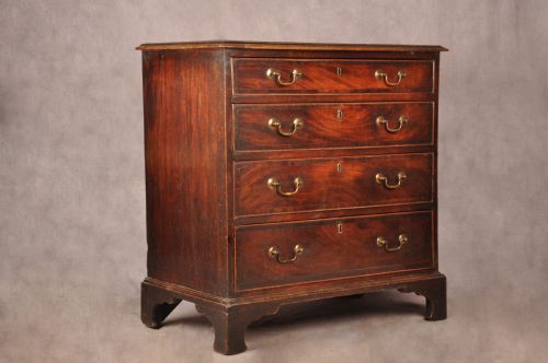SMALL 18TH CENTURY MAHOGANY CHEST OF DRAWERS - ADDITIONAL PHOTO 7