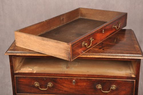 SMALL 18TH CENTURY MAHOGANY CHEST OF DRAWERS - ADDITIONAL PHOTO 10