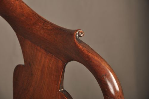 A FINE PAIR OF GEORGE I MAHOGANY SIDE CHAIRS - ADDITIONAL PHOTO 4