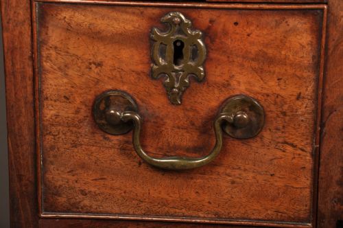 FINE QUALITY 18TH CENTURY MAHOGANY KNEEHOLE DESK - ADDITIONAL PHOTO 2