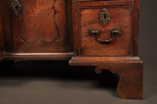 FINE QUALITY 18TH CENTURY MAHOGANY KNEEHOLE DESK - ADDITIONAL PHOTO 4