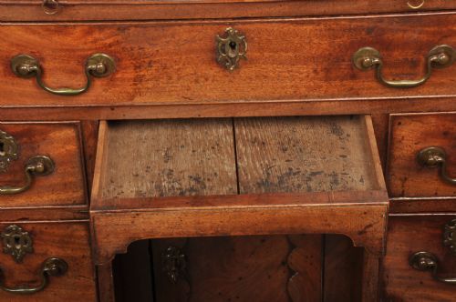 FINE QUALITY 18TH CENTURY MAHOGANY KNEEHOLE DESK - ADDITIONAL PHOTO 6
