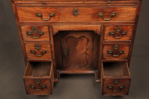 FINE QUALITY 18TH CENTURY MAHOGANY KNEEHOLE DESK - ADDITIONAL PHOTO 8