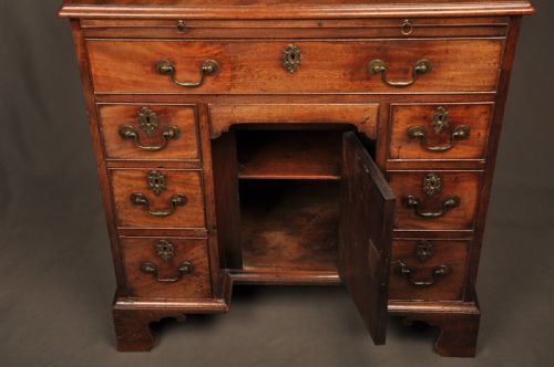 FINE QUALITY 18TH CENTURY MAHOGANY KNEEHOLE DESK - ADDITIONAL PHOTO 9