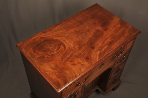 FINE QUALITY 18TH CENTURY MAHOGANY KNEEHOLE DESK - ADDITIONAL PHOTO 10