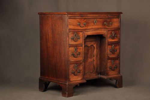 FINE QUALITY 18TH CENTURY MAHOGANY KNEEHOLE DESK - ADDITIONAL PHOTO 13